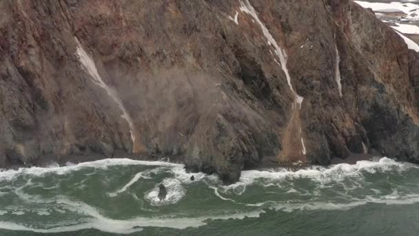 海岸岩石在波涛汹涌的大海中 俄罗斯楚科奇地区白令海西北海岸拍摄地点 — 图库视频影像