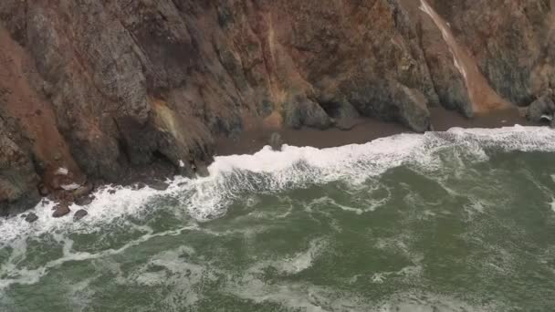 Прибрежные Скалы Бурном Море Место Съемки Северо Западного Побережья Берингова — стоковое видео