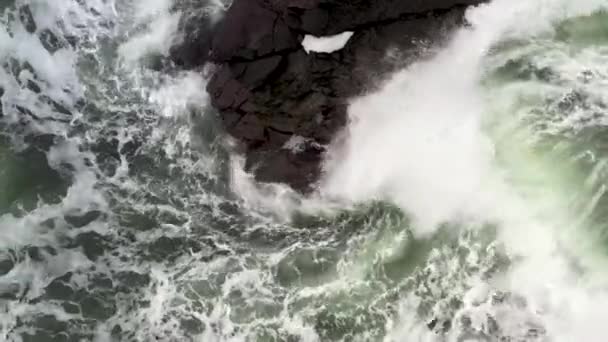 Морська Хвиля Проходить Чорній Скелі Розбиваючись Бризки Зйомки Зверху Безпілотника — стокове відео