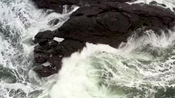 Havsvågen Rinner Den Svarta Klippan Och Bryter Sig Stänk Skjuta — Stockvideo