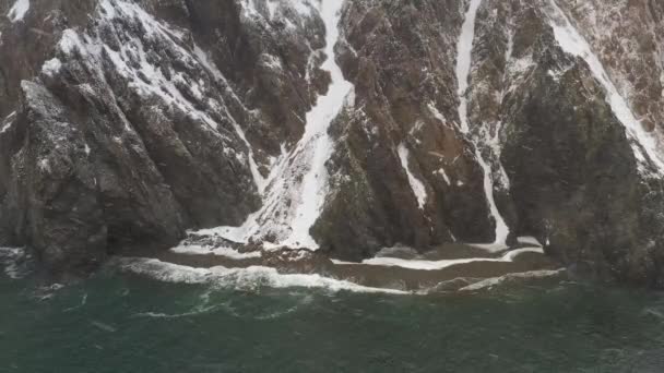 Schießen Von Felsen Und Der Küste Wenn Von Der Drohne — Stockvideo