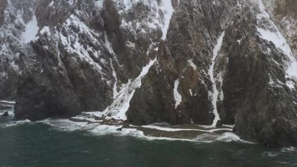 드론에서 내리고 바위와 해변에서 총성이 들렸습니다 Bering Sea Chukchi 베링해 — 비디오