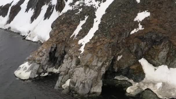 Batu Dengan Gua Pantai Laut Tertutup Salju Tempat Penembakan Pantai — Stok Video