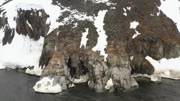Roccia Con Una Grotta Sulla Costa Del Mare Coperta Neve — Video Stock
