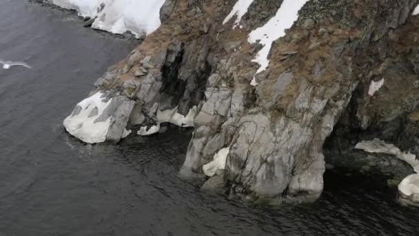 Rocher Avec Une Grotte Sur Côte Mer Couverte Neige Lieu — Video