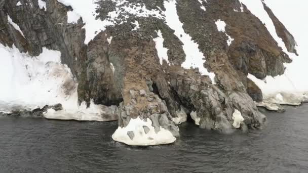 Der Felsen Mit Einer Grotte Der Küste Die Mit Schnee — Stockvideo