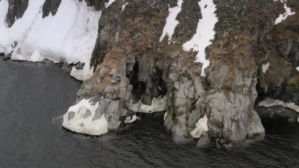 Rocher Avec Une Grotte Sur Côte Mer Couverte Neige Lieu — Video