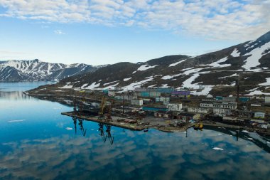 Komsomolskaya Körfezi 'ne ve Provideniya yerleşimine bakın.