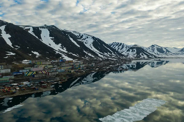 View on the bay Komsomolskaya and the settlement of Provideniya — 스톡 사진