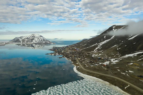 Vista sulla baia Komsomolskaya e l'insediamento di Provideniya — Foto Stock