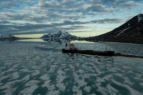 Provideniya Chukotski Region Russland Juni 2019 Der Tanker Chukotka Entladen — Stockfoto