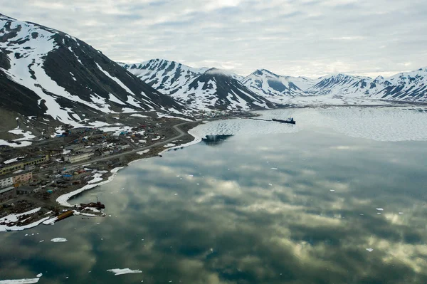 Provideniya Chukotski Region Russia June 2019 Δεξαμενόπλοιο Chukotka Εκφορτώνεται Αποθήκη — Φωτογραφία Αρχείου