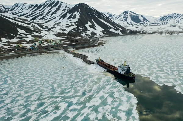 Provideniya Chukotski Region Russland Juni 2019 Der Tanker Chukotka Entladen — Stockfoto