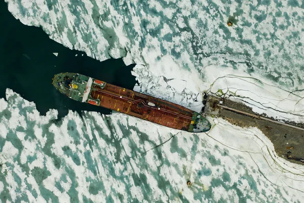 プロビデニヤ チュコトスキ地域 ロシア 6月2 2019 プロビデニヤの湾Komsomolskaya港の石油デポに荷降ろしされたタンカーナコトカ — ストック写真
