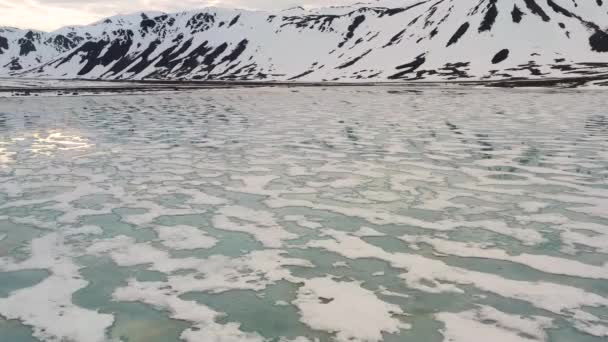 산악해 눈으로 햇빛은 구름으로 해안의 베링해 러시아 추크치 — 비디오