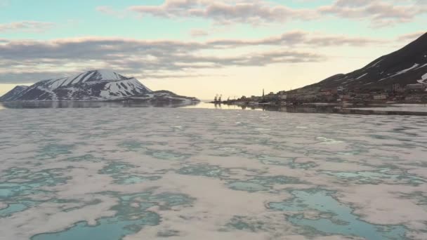 Die Gebirgige Meeresküste Ist Mit Schnee Bedeckt Die Sonne Die — Stockvideo