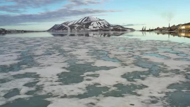 Die Gebirgige Meeresküste Ist Mit Schnee Bedeckt Die Sonne Die — Stockvideo