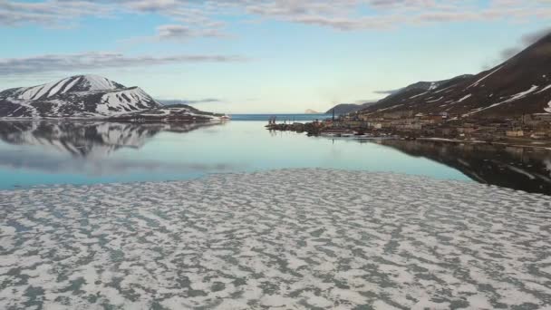 Die Gebirgige Meeresküste Ist Mit Schnee Bedeckt Die Sonne Die — Stockvideo