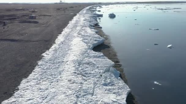 氷と雪に覆われた海沿いのストリップ ロシア チュクチ地方のベーリング海の北海岸を撮影する場所 — ストック動画