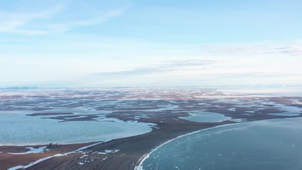 氷と雪に覆われた海沿いのストリップ ロシア チュクチ地方のベーリング海の北海岸を撮影する場所 — ストック動画