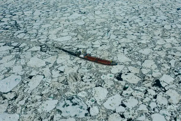 O petroleiro Chukotka + move-se em gelo denso no golfo de Anadyrsky . — Fotografia de Stock