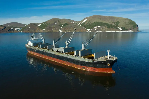 Toplu Aquila taşıyıcısı kömürle yükleniyor.