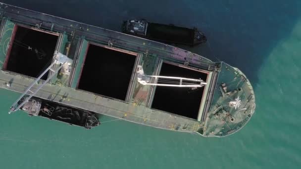 ベリンゴフスキー チュコトスキ地域 ロシア 6月11 2019 デンサ クーガーのばら積み貨物船は ベリンゴフスキー港の停泊地に石炭で積み込まれています ドローン上からの撮影 — ストック動画