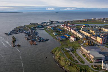 Şehrin ve Anadyr limanının yukarıdan görüntüsü.