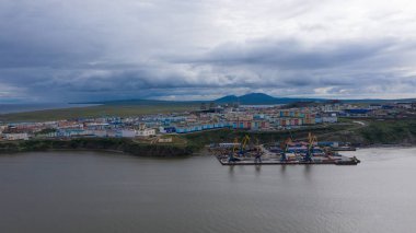 Anadyr, Rusya - 24 Temmuz 2019: Şehir ve Anadyr limanı yukarıdan görünüyor. Yukarıdan ateş ediliyor.