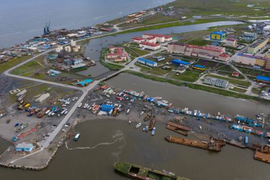 Anadyr, Rusya - 24 Temmuz 2019: Anadyr şehrinin yerleşim yerleri, kıyıları ve tekneleri görünüyor. Yukarıdan ateş ediliyor.