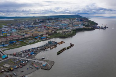 Anadyr, Rusya - 24 Temmuz 2019: Şehir ve Anadyr limanı yukarıdan görünüyor. Yukarıdan ateş ediliyor.