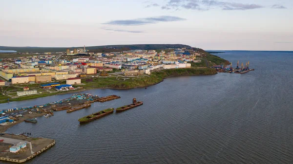 Vista de la ciudad y el puerto de Anadyr desde arriba . — Foto de Stock