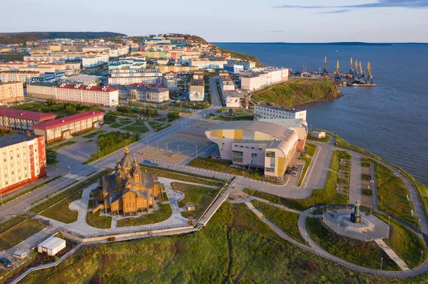 Anadyr şehrinin konut ve kilise manzarası.