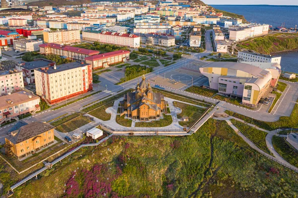 Anadyr şehrinin konut ve kilise manzarası.