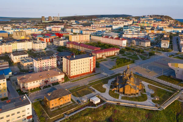 Utsikt över bostadskvarter och kyrkan i staden Anadyr. — Stockfoto