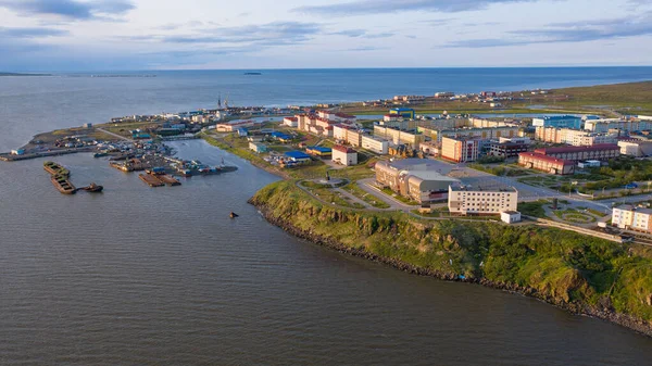 Konut, sahil ve tekne manzarası