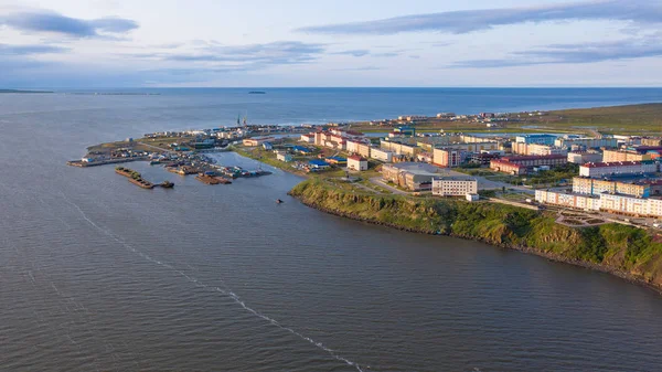 Vista de barrios residenciales, costa y barco — Foto de Stock