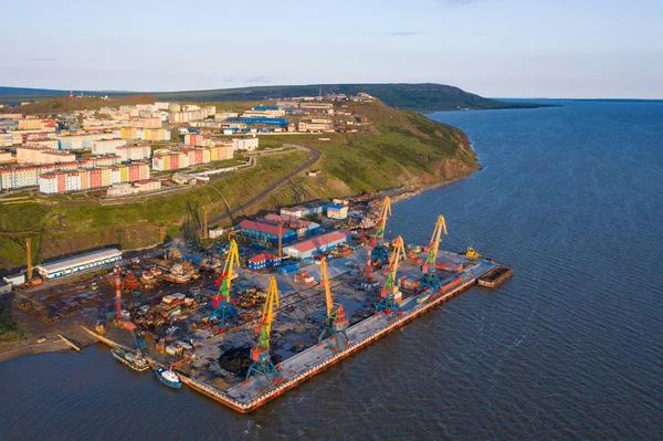 Şehrin ve Anadyr limanının yukarıdan görüntüsü.