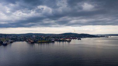 Murmansk limanına ve şehrin yerleşim yerlerine bakın..