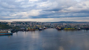 Murmansk limanına ve şehrin yerleşim yerlerine bakın..