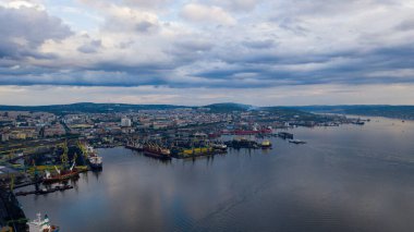 Murmansk limanına ve şehrin yerleşim yerlerine bakın..