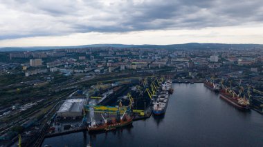 Murmansk limanının kömür terminaline bak.