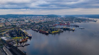 Murmansk limanının kömür terminaline bak.