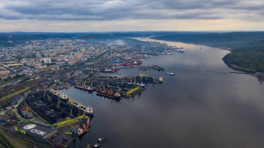 Murmansk limanının kömür terminaline bak.