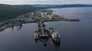 Murmansk limanındaki petrol terminaline tankerler yükleniyor..