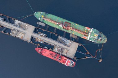 Murmansk limanındaki petrol terminaline tankerler yükleniyor..