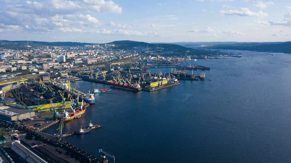Vista sobre la terminal de carbón del puerto de Murmansk . — Foto de Stock