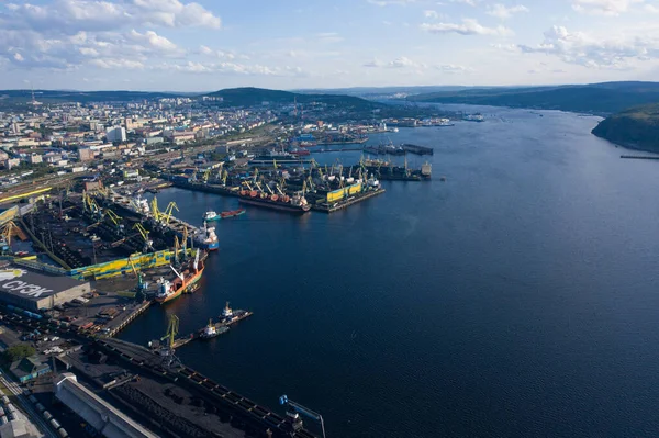 Vista sobre la terminal de carbón del puerto de Murmansk . — Foto de Stock