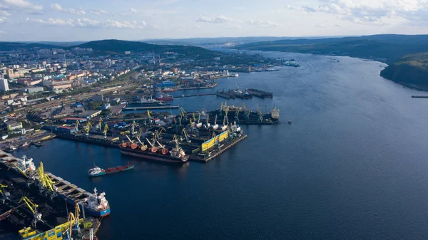 Murmansk limanının kömür terminaline bak.