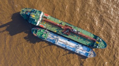 Novy Limanı, Yamalo-Nenetskiy Avtonomnyy Okrug, Rusya - 22 Eylül 2019: Tankerler Chukotka + ve Lenaneft 2033 birbirine demirli, aşırı petrol ürünleri.